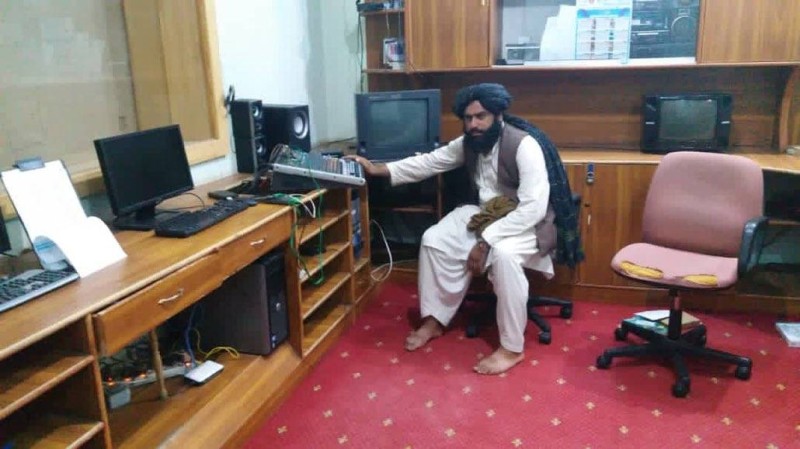 مسلحون من طالبان يسيطرون على الإذاعة والتلفزيون في مدينة هلمند.