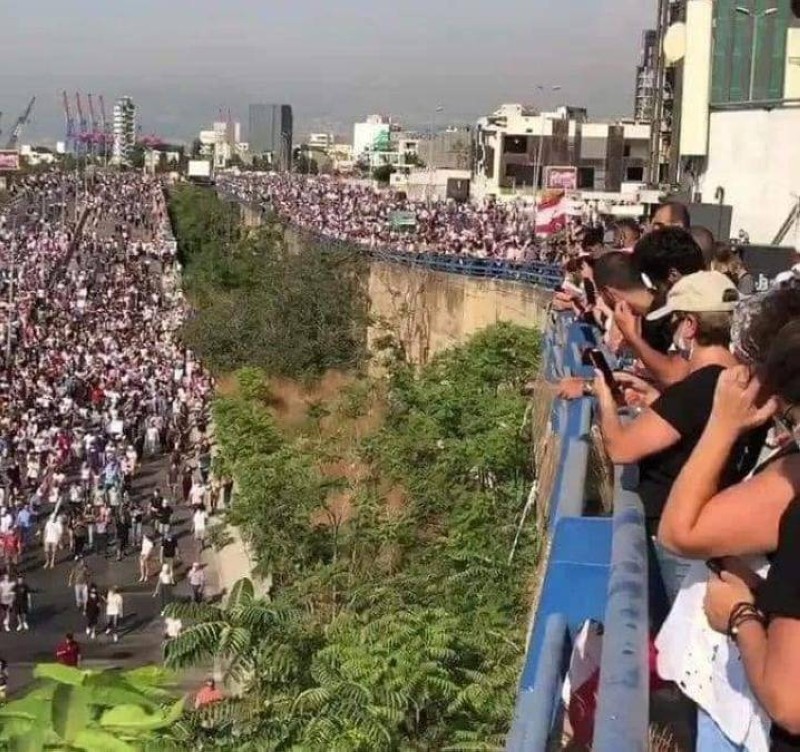 زحف بشري باتجاه مرفأ بيروت