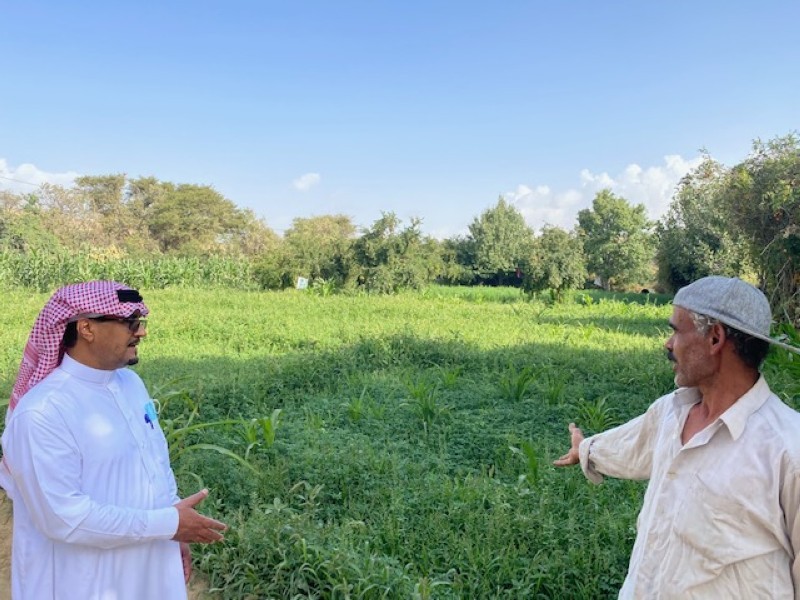 يعن الله محمد فروان مع  أحد عمال مزرعته