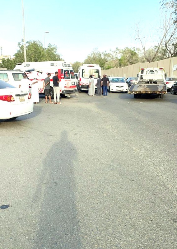 . وسيارة إسعاف تباشر حادثاً ..
