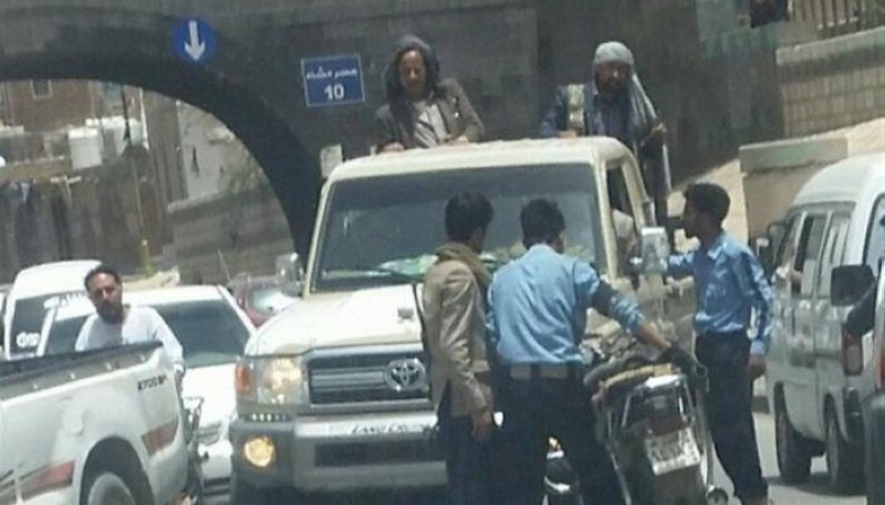 مليشيا الحوثي تعتدي على رجال المرور في صنعاء.