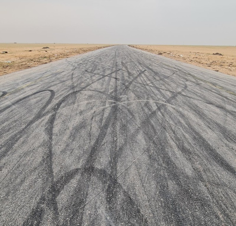 آثار التفحيط على طريق الصفيري. (تصوير: المحرر)