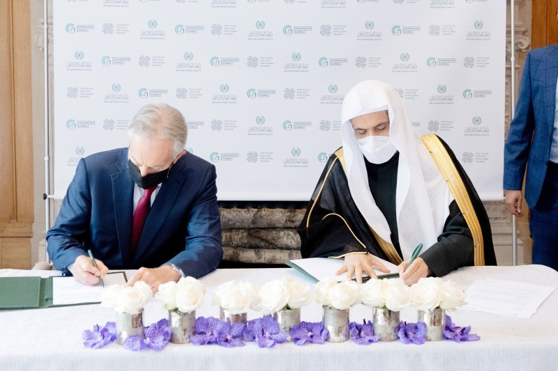 



محمد العيسى وتوني بلير أثناء توقيع الشراكة.
