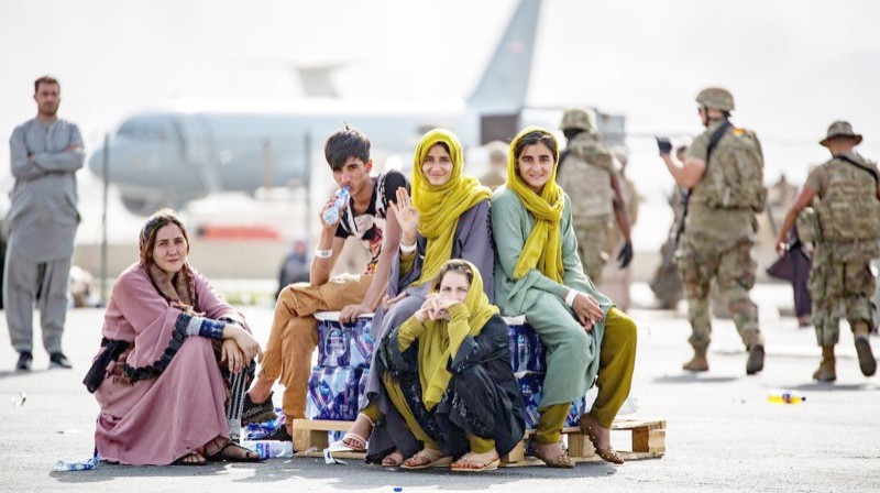 



عائلة تنتظر الرحيل في مطار كابول. (متداولة)
