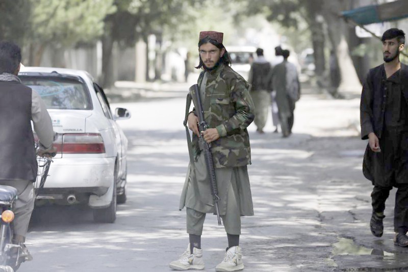 



مقاتل من طالبان في أحد شوارع  العاصمة لتعزيز الأمن. (متداولة)