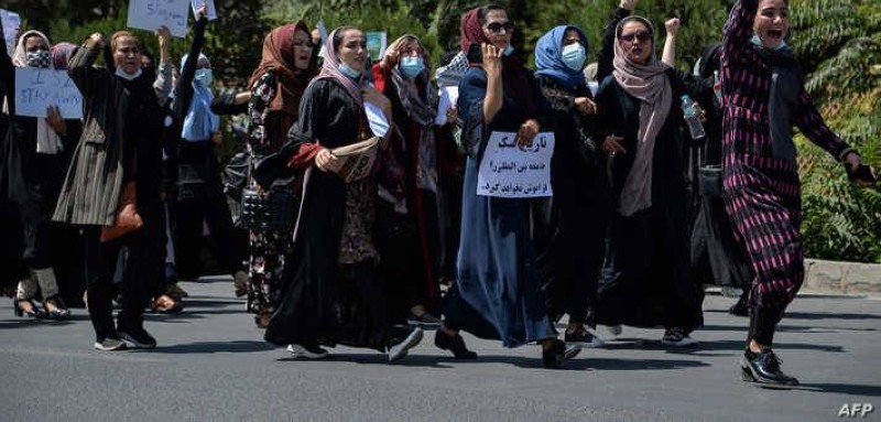 Afghan women shout slogans during an anti-Pakistan protest rally, near the Pakistan embassy in Kabul on September 7, 2021. - The Taliban on September 7, 2021 fired shots into the air to disperse crowds who had gathered for an anti-Pakistan rally in the capital, the latest protest since the hardline Islamist movement swept to power last month. (Photo by Hoshang Hashimi / AFP)