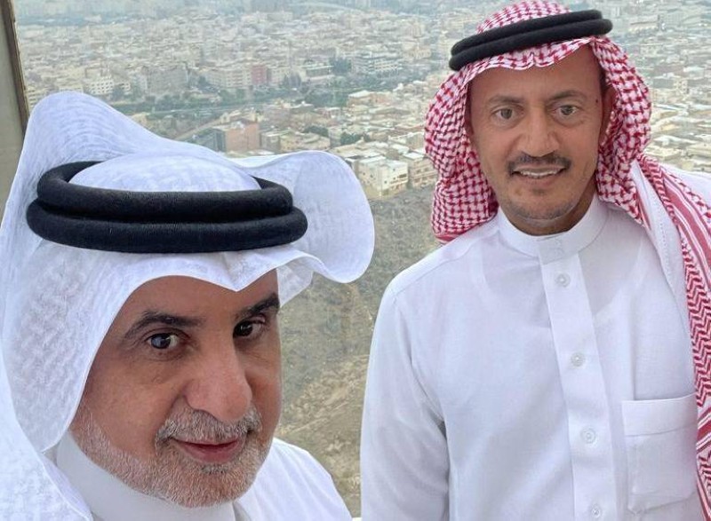 ابن قايل محتفيا بوكيل محافظة الطائف