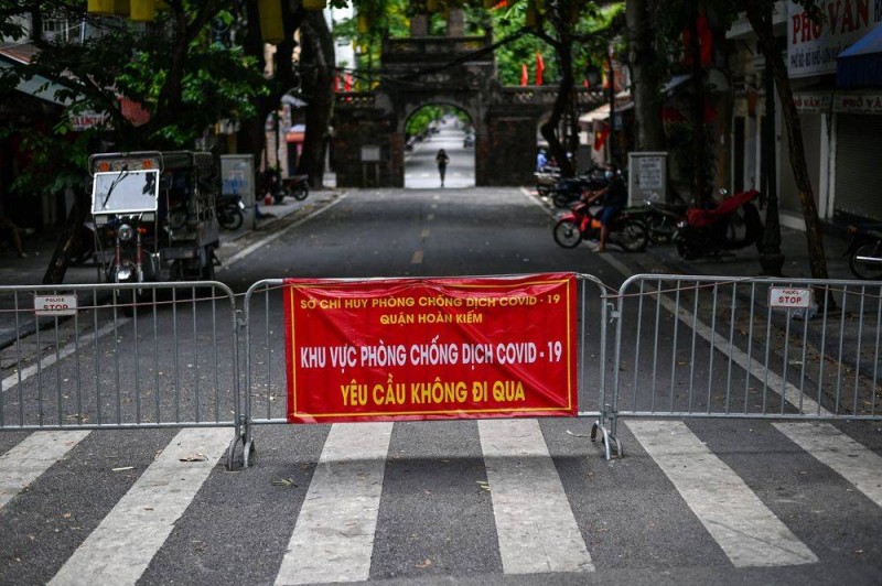 شارع مغلق في هانوي بفيتنام بسبب الأزمة الصحية. (وكالات)