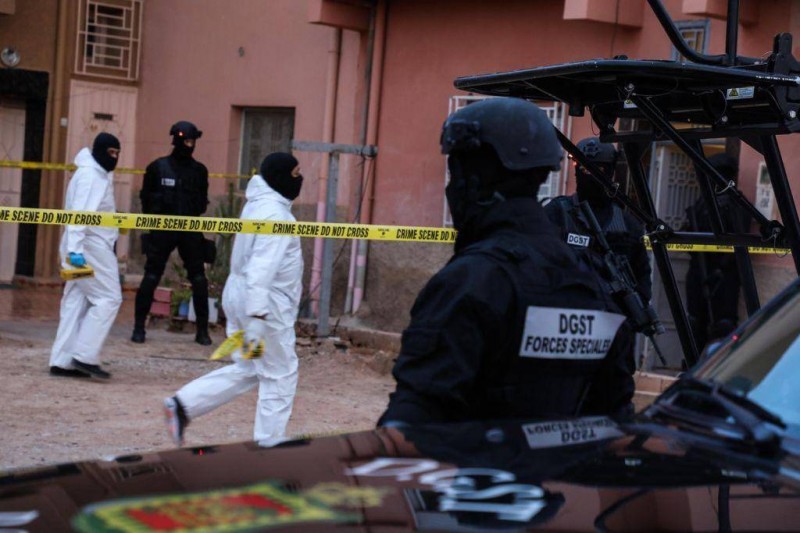 الأمن المغربي خلال مداهمة عناصر الخلية الإرهابية في الرشيدية.