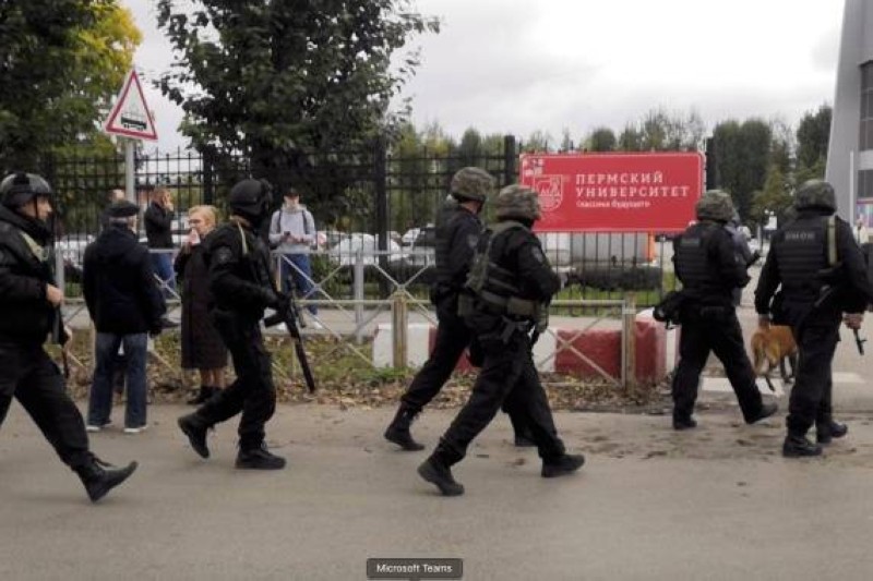 قوات أمن روسية قرب موقع إطلاق النار في جامعة بيرم. 