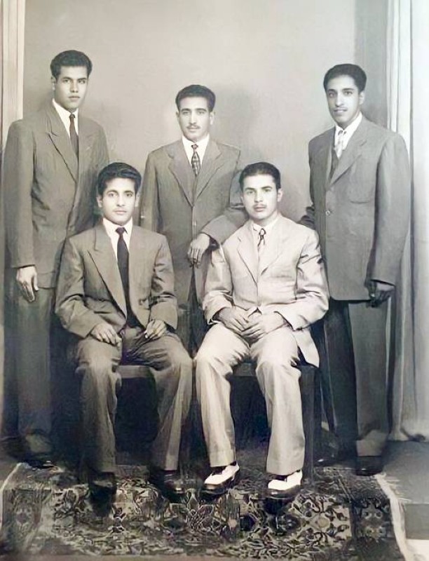 



القرعاوي (الأول من اليمين وقوفا) مع زملائه عبدالعزيز الخويطر وحمد الخويطر وحمد الصقير ومحمد أبا الخيل في القاهرة سنة 1949 أثناء دراستهم بجامعة فؤاد الأول.