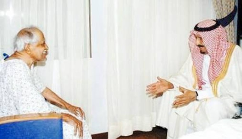 



الملك سلمان أثناء عيادته للقرعاوي في مشفاه بالرياض سنة 2006.