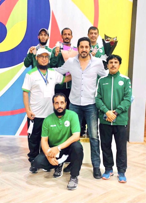 



احتفالية لاعبي المنتخب السعودي للرماية بالميداليات. (مواقع التواصل)