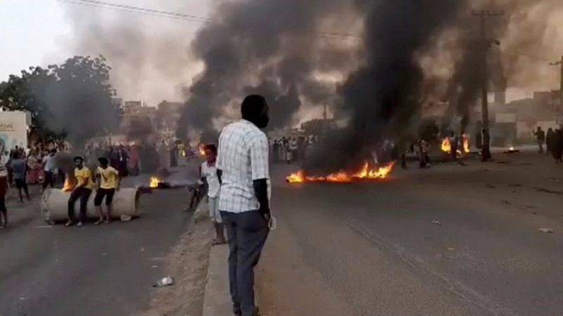  قطع طرق وإشعال حرائق في السودان .