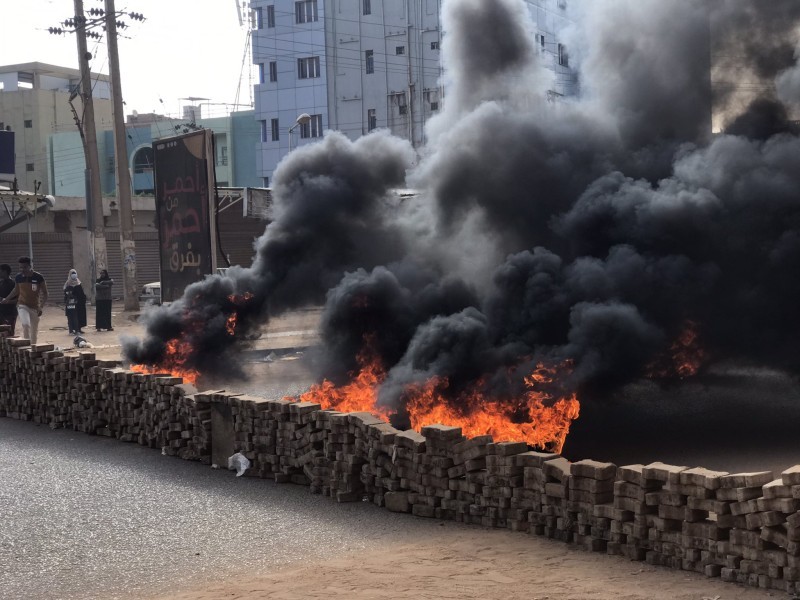 إحراق إطارات وقطع شوارع في السودان.