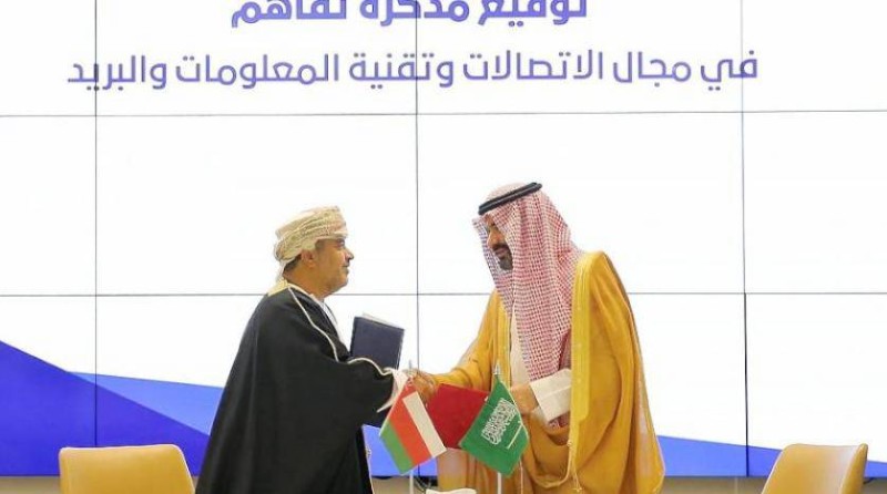 



 المهندس عبدالله السواحه ونظيره العماني بعد توقيع مذكرة تفاهم في مجال الاتصالات.