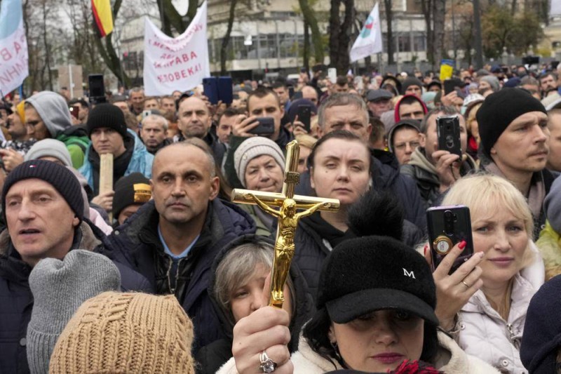 مناهضون للقاحات وهادة التحصين يتظاهرون وسط كييف بأوكرانيا. (وكالات)