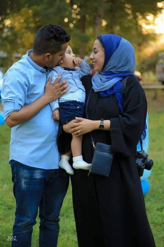 رشا وزوجها وطفلهما.