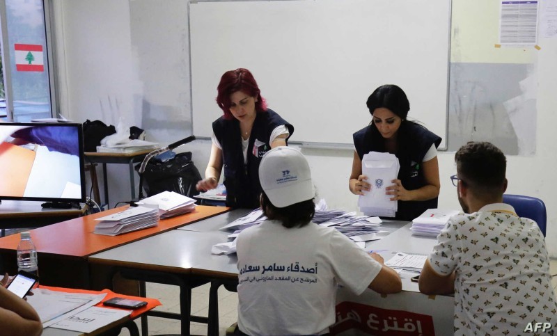 Lebanese officials start to count the votes at a polling centre in the coastal city of Batroun after the country voted in its first parliamentary elections in nine years on May 6, 2018. / AFP PHOTO / IBRAHIM CHALHOUB