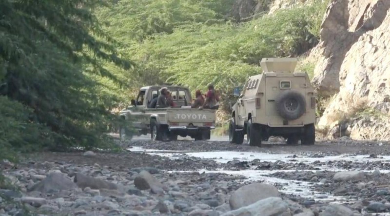 قوات حكومية تقتحم معاقل المليشيا غرب تعز.