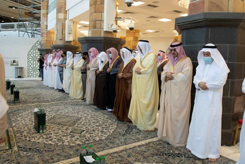 أمير مكة الأمير خالد الفيصل مؤديا صلاة الاستسقاء بالمسجد الحرام في 4 نوفمبر الماضي (إمارة مكة)