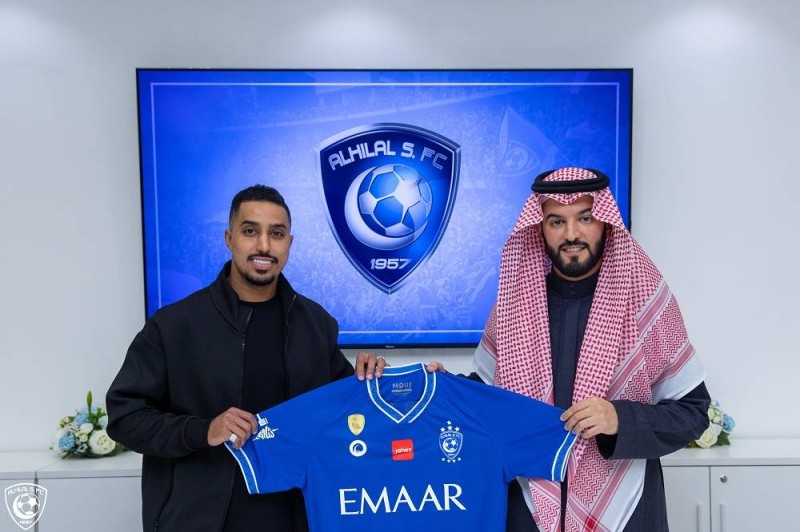 رئيس الهلال مع اللاعب سالم الدوسري (نادي الهلال)