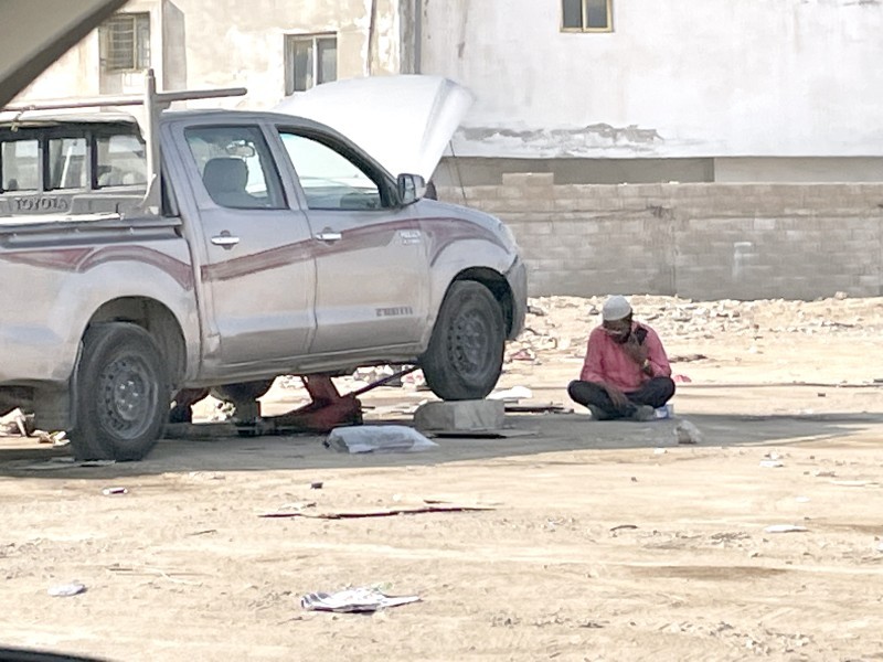 



عدسة «عكاظ» رصدت ما يدور في الخفاء. (تصوير: مديني عسيري)