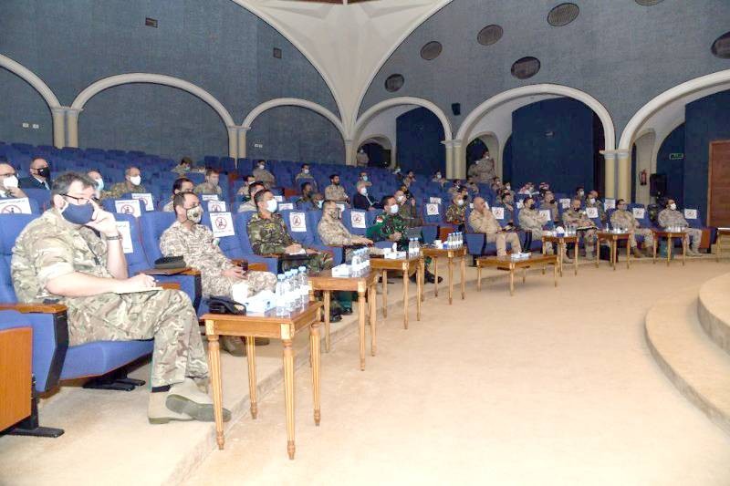 



قيادة القوات المشتركة خلال لقاء مع الملحقين العسكريين من عدة دول.