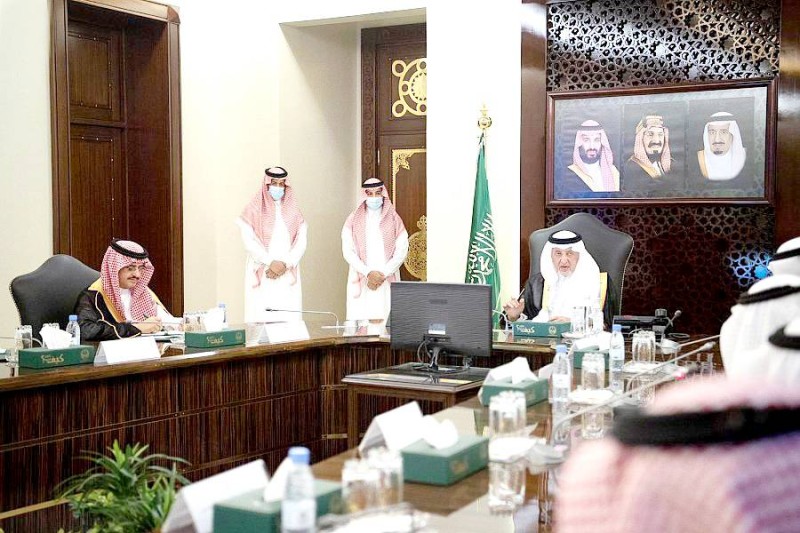 



الأمير خالد الفيصل خلال ترؤسه الاجتماع.
