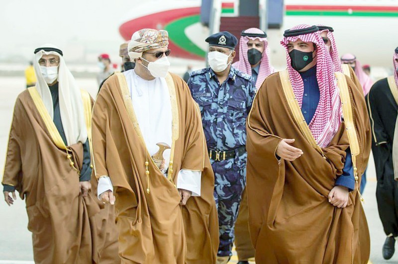 



الأمير عبدالعزيز بن سعود كان في مقدمة مستقبلي وزراء الداخلية بدول مجلس التعاون لدول الخليج العربية. (واس)