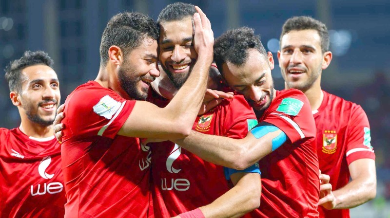 فرحة لاعبي الأهلي عقب هدف عمرو السولية.