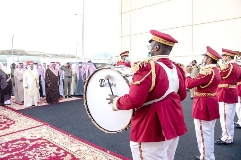 



مراسم استقبال رسمية وفرحة الأهالي بقدوم الفيصل للاطلاع على المشاريع عن قرب.