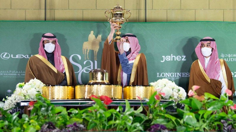 ولي العهد الأمير محمد بن سلمان خلال رعايته، مساء أمس، حفل سباق «كأس السعودية» بالرياض.