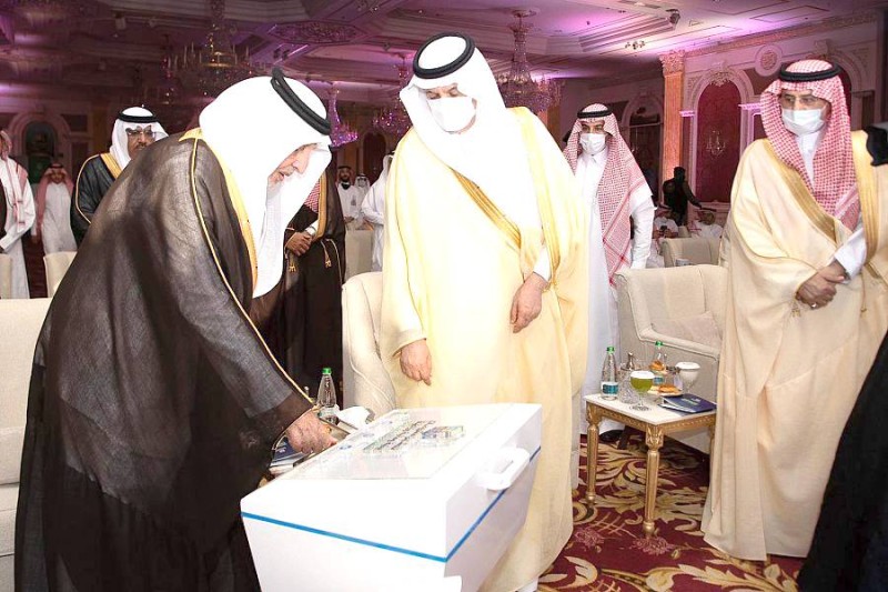 سمو الأمير خالد الفيصل يدشّن 72 مشروعاً بيئياً ومائياً بمكة المكرمة بتكلفة تجاوزت 15.4 مليار ريال . (واس)