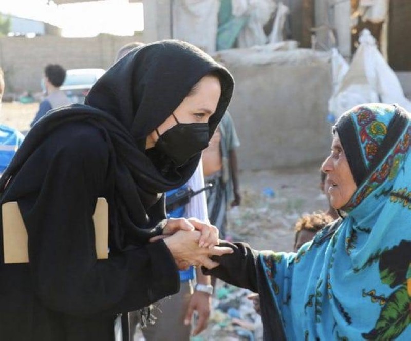 باللبس اليمني تزور المخيمات