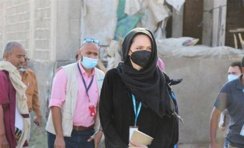 جولي تتجول في مدينة عدن ومواقع القصف