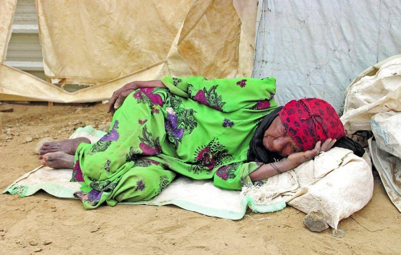 مسنه يمنية تفترش الأرض بعد تهجير الحوثي لها من مساكنها في الحديدة