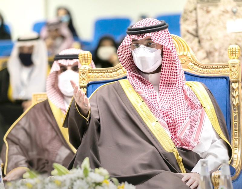 



الأمير عبدالله بن بندر يعطي إشارة بدء العرض العسكري. (موقع الحرس الوطني)