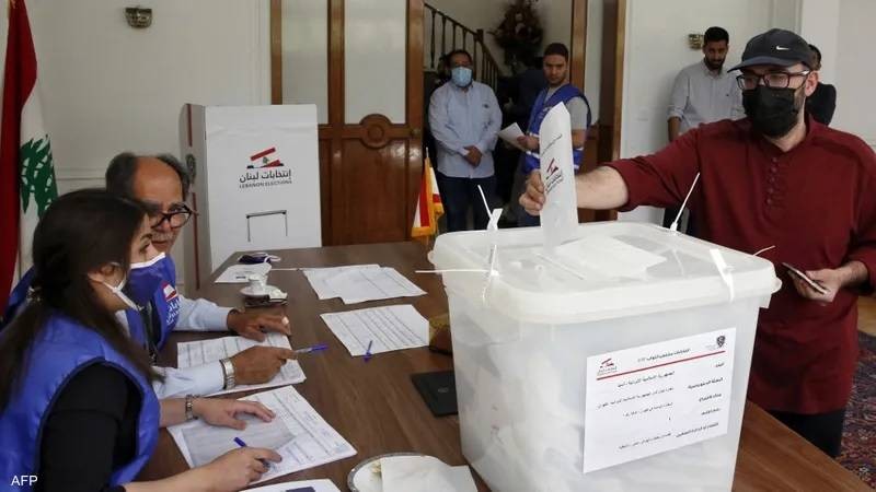لبنانيون يشاركون في الانتخابات 
