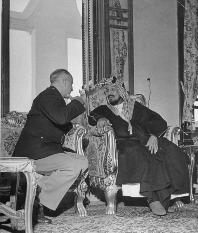 الملك عبدالعزيز بن عبدالرحمن آل سعود يتحدث مع الجنرال الأمريكي رالف رويس في قصره بجدة في يناير 1943