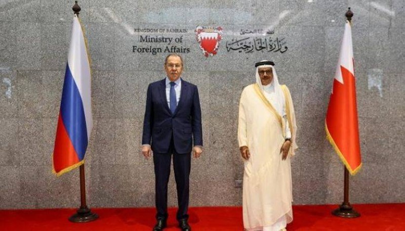 وزيرا خارجية البحرين وروسيا في مؤتمر صحفي بالمنامة .
