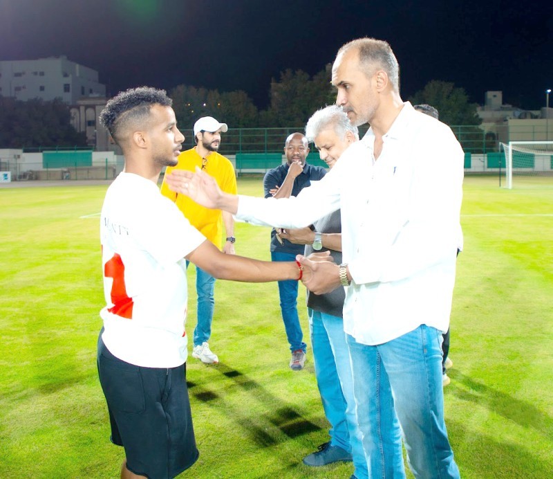 



عبدالهادي الحداد خلال لقائه لاعبي الأهلي بصحبة عدد من لاعبي النادي السابقين.