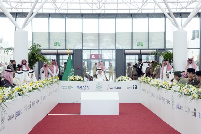 



الأمير خالد الفيصل خلال لقائه المسؤولين في مطار الملك عبدالعزيز.
