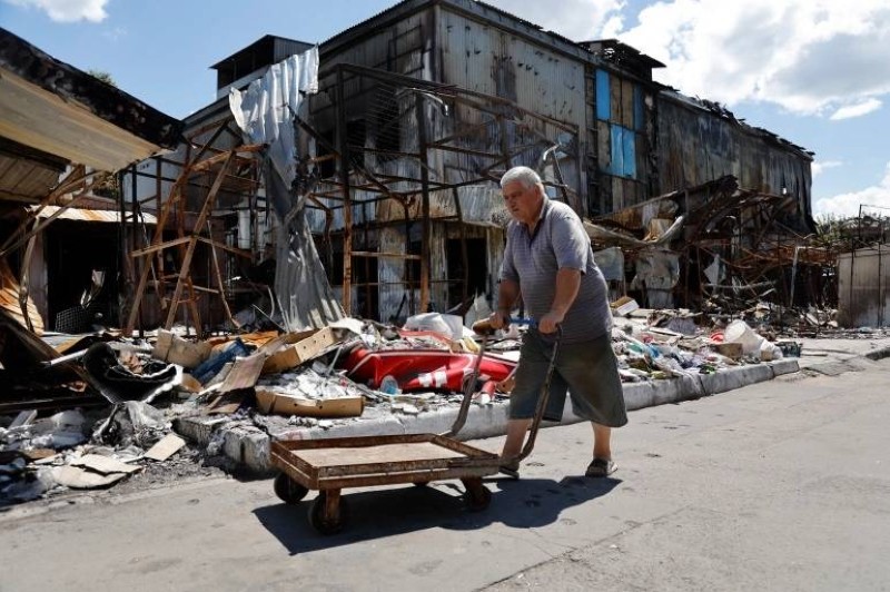 بقايا سوق بعد قصف بالقرب من محطة سكة حديد دونيتسك الأوكرانية.
