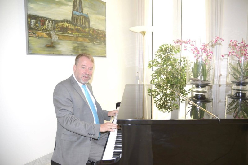 



.. ويعزف البيانو خلال حضوره فعاليات المعرض الفني الألماني. (تصوير: عبدالعزيز اليوسف)