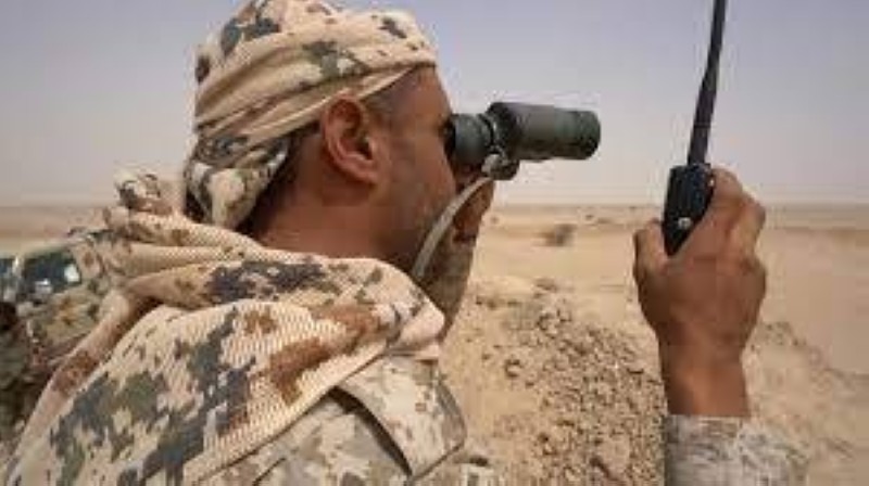 جندي من الجيش اليمني يرصد خروقات الحوثي للهدنة وتحركاتهم.