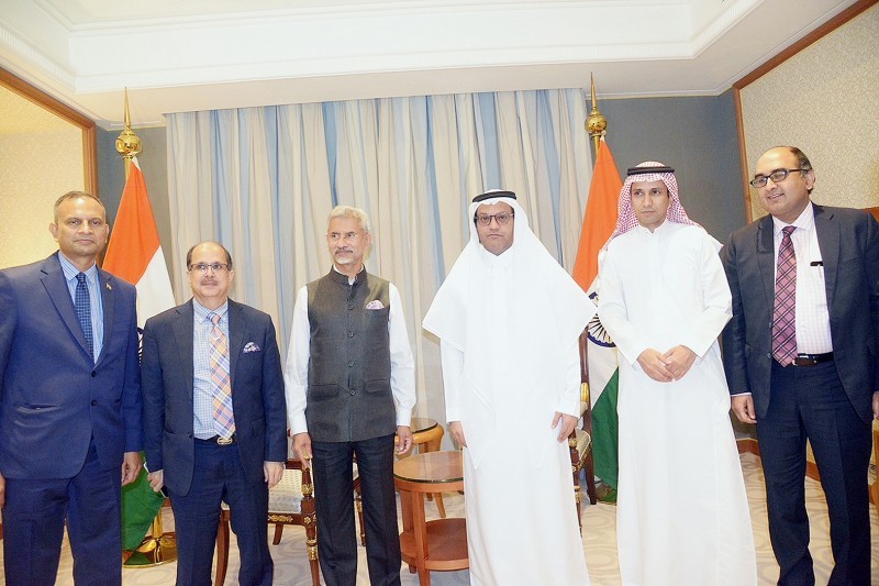 فريق «عكاظ» «وسعودي جازيت» بقيادة رئيس التحرير مع وزير الخارجية الهندي ومسؤولين من الهند. 