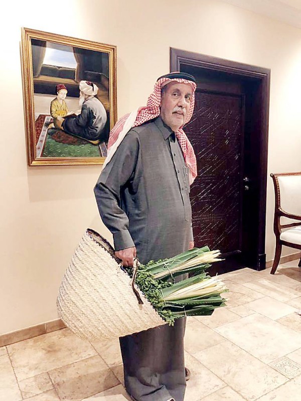 د. الغذامي في منزله عائداً من محاضرة في منطقة الباحة.