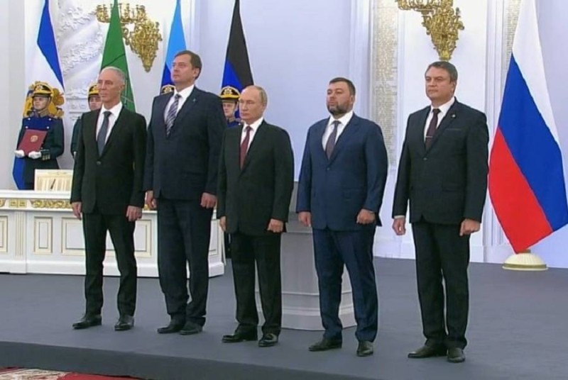 الرئيس بوتين في صورة جماعية مع قادة الأقاليم الأربعة بعد توقيع قرار ضمها إلى روسيا