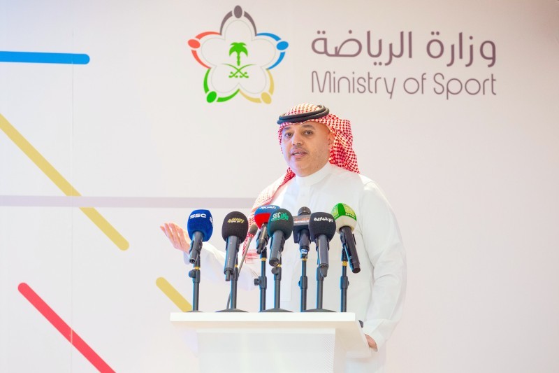 عبدالله كبوها خلال حديثه في المؤتمر الصحفي الدوري للقطاع الرياضي. (وزارة الرياضة)